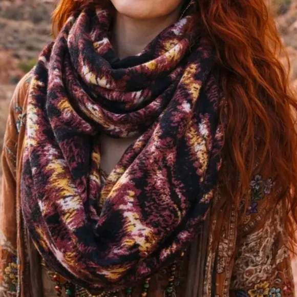 INFINITY SCARF (NWT)